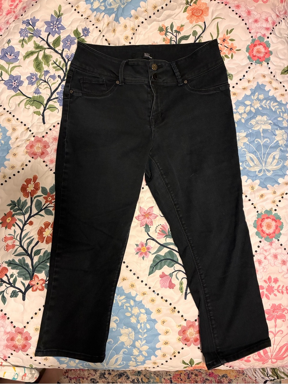 1822 Denim Women's Straight Leg capris  in Black